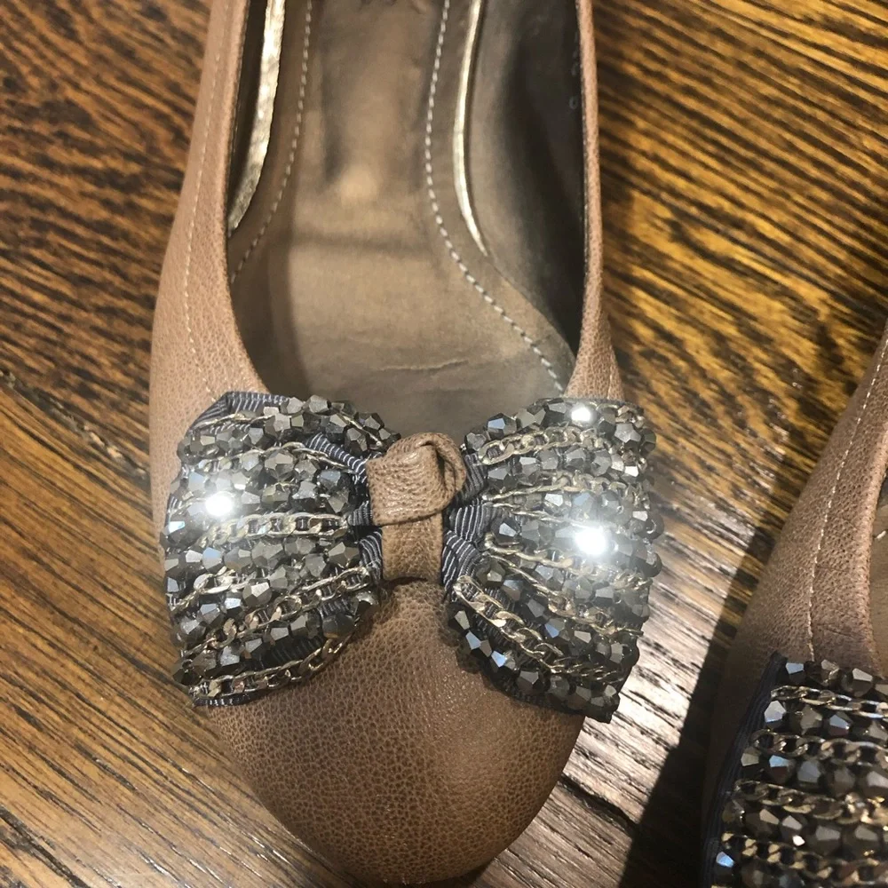 WOMEN’S Sparkle Bling Bow Accented Faux Leather Flats with Chains and Beads - Picture 7 of 11